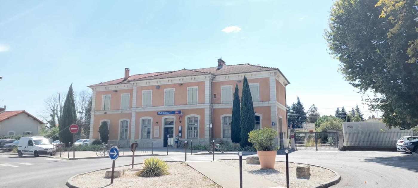 Gare de L'Isle-sur-la-Sorgue - Fontaine-de-Vaucluse